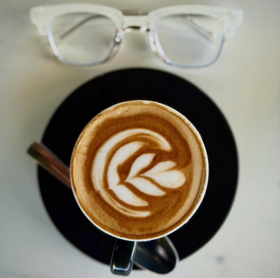 Cappuccino con latte art al banco